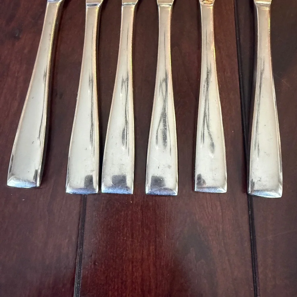 Oneida Moda Glossy Stainless Steel 18/10 6 Dinner Knives Serrated Flatware 9.25